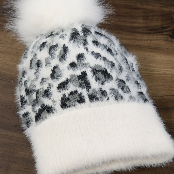 Eyelash animal print hat with pom pom - Picture 5 of 5